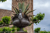 <center>Église Saint-Pierre de Prades</center>Sur le vase du haut, se distinguent deux diables cornus tirant leur langue avec espièglerie. En guise d'anses, deux chérubins au sourire angélique trônent avec élégance.