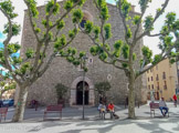 <center>Église Saint-Pierre de Prades</center>La façade occidentale sans décor ni ornement et le parvis donnent sur la vaste place de la République avec sa fontaine, seul grand espace restant de l'ilot ecclésial. La porte est surmontée d'une statue de saint Pierre dans une niche et plus haut d'un oculus.