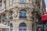 Montpellier.<br> L’immeuble, qui fait l’angle avec le passage Lonjon, est caractéristique de l’architecture du Second Empire. Il mélange les différents styles : au rez-de-chaussée, mur de refend et mascarons,
