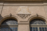 Hôtel de Lunas. Un parement de façade est apposé dans la cour d’honneur représentant le blason familial des Viel de Lunas : la ville enceinte de murs flanqués de tours, un croissant d'argent, entre deux étoiles, le tout surmonté de la couronne de marquis d'Espeuilles. De chaque coté, une licorne.