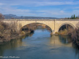 <center>Pont de Gignac sur l’Hérault</center> Le pont de Gignac est un pont du XVIIIe siècle permettant au CD619, ancienne RN109, de franchir l'Hérault à Gignac, dans le département de l'Hérault. C'est un pont en maçonnerie à trois arches. L'arche centrale a une ouverture de 48,42 m, et les arches latérales de 25,97 m. Le débouché linéaire total au niveau de la naissance des voûtes est de 100,36 m. 
Longueur totale au niveau de la tablette du garde-corps : 174,76 m. 
La hauteur totale entre le socle et le dessus du garde-corps est de 20,64 m.