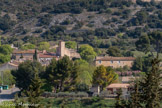 <center>Montpeyroux</center> Les deux principales sections du village portent des noms qui se rapportent à la période Romaine, Adicianum (La Dysse) et Amelianum (La Meillade).
Montpeyroux était situé sur une des voies pour les pèlerins allaallant à Compostelle.
Il était aussi sur la route du sel et sur celle des transhumances. Le clocher de l'église Saint-Martin du Barry.