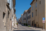 <center>Montpeyroux</center> Montpeyroux est un village rue, les maisons ouvrant directement sur la rue et, contrairement à la plupart des villages dans la région, il était sans défense. En lieu et place sa protection était assurée par le Castellas et les fortifications sur le Rocher des Vierges, lesquels dominent le village. Le Cami Ferrat reliait le littoral au Larzac, en passant par le pont du Diable.