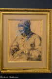 La ravaudeuse . HENRI TOULOUSE-LAUTREC  (1864 – 1901). Fusain sur papier, 1882
En vacances au Bosc ou à Céleyran, Lautrec s'exerce au dessin en plein air, choisissant ses modèles parmi les ouvriers agricoles, les domestiques et les familiers du domaine. La ravaudeuse avec sa moue pincée et son visage arrondi ressemble à la vieille servante que Lautrec peint de profil dans la Vielle femme assise sur un banc à Céleyran. On l’a retrouve ici coiffée de son bonnet que l’on devine sous son foulard noué sur son front dans une silhouette massive vêtue d'une ample chemise au ton clair, en train de rapiécer un bas. Cette iconographie vériste appréhendant la physionomie autant que la psychologie s'exprime par l'économie des moyens utilisés.