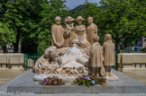<center>Le monument aux morts</center>Le monument aux morts pacifiste réalisé par le sculpteur Paul Dardé.
Le monument est constitué d'un groupe de cinq femmes et 2 enfants devant un gisant, symbolisant la douleur après la perte d'un père lors de la Première Guerre mondiale.