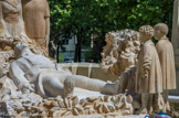 <center>Le monument aux morts</center>
L'œuvre de Dardé est à la fois réaliste et symbolique. L’anti-militarisme du sculpteur transparait dans la représentation des désastres de la guerre qui frappent indifféremment toutes les classes sociales. Dardé a lui-même perdu un fils au cours de cette guerre.