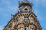 <center>Place de la Comédie. </center>le modernisme, avec le toit en ardoise. Sous le dôme, il présente des décorations qui sont le reflet de la richesse de la ville : Bacchus avec un pressoir et un pampre de vigne pour la viticulture, Mercure pour la commerce, avec une locomotive, un caducée pour la médecine et un globe terrestre pour les arts.