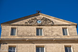 <center>Le musée Fabre </center>Au siècle des Lumières, Montpellier connaît une vie intellectuelle intense au travers notamment d’institutions prestigieuses, comme la faculté de médecine et la Société royale des sciences. Siège du gouvernement général, de l’intendance, de la Cour des comptes, Montpellier devient ville administrative en accueillant à partir de 1736 les États du Languedoc. On assiste indéniablement à la montée en puissance d’une élite éclairée qui entend promouvoir les arts dans la ville.

Dès 1778, une trentaine de « curieux », amateurs d’art ou « connaisseurs » se rassemblent en vue de créer un établissement utile au public montpelliérain sous le nom de Société des beaux-arts. Parmi eux figurent des aristocrates comme des ecclésiastiques, des hommes de l’administration royale comme des bourgeois et des négociants.

La Société des beaux-arts se fixe deux objectifs principaux : le développement de l’enseignement artistique et la promotion des arts par le biais d’expositions. Des cours gratuits de dessin sont dispensés dans les locaux de l’ancien collège des Jésuites, aujourd’hui bâtiment d’entrée du musée Fabre.