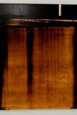 <center>Peinture 130 x 97 cm, 28 septembre 1977</center>Brou de noix et liant acrylo-vinylique sur toile
Montpellier, musée Fabre, dépôt de l’artiste, 2007. <br>Proche de ses œuvres sur papier, cette œuvre sur toile témoigne de l’utilisation réitérée, sur plusieurs décennies, du brou de noix. Délaissée depuis la fin des années 1950, cette technique est ici alliée à une émulsion acrylo-vinylique, offrant plus de stabilité et de résistance à la matière. Un grand raclage vertical laisse apparaître, par effet de transparence, la surface lumineuse de la toile, que l’on devine sous une fine nappe brune, tandis que le haut de la toile, plus sombre, supporte une lourde couche de peinture, qui reprend la structure du châssis et se répand sur ses bords.