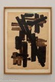 <center>Brou de noix sur papier 105 x 75,5 cm, 1952</center>Brou de noix sur papier Rodez, musée Soulages
Cette œuvre a bénéficié du soutien de la Fondation BNP Paribas dans le cadre d'une opération de conservation préventive. <br> Dans les années 1930, le jeune Soulages utilise pour la première fois du brou de noix, pigment-mémoire de l’enfance que les artisans de son quartier utilisent pour teindre les meubles et que l’on obtient facilement à partir du broyage de coquilles de noix.
Plus tard, il réalisera une soixantaine de peintures sur papier avec cette technique, dès 1946. Pour l’artiste, ces brous sont des « traces qui s’organisent dans une forme qui se lit d’un coup » et qui rapprochent son art de l’immédiateté des formes de la calligraphie qu’il découvre en 1947. Ces œuvres seront les premières à faire la célébrité du peintre dès 1948, à l’occasion d’une exposition itinérante en Allemagne dédiée à l’abstraction picturale française et dont un grand brou de noix est choisi pour l’affiche.