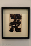 <center>Brou de noix sur papier 25 x 16,7 cm, 1950</center>Brou de noix sur papier Rodez, musée Soulages
Cette œuvre a bénéficié du soutien de la Fondation BNP Paribas dans le cadre d'une opération de conservation préventive.