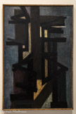 <center>Peinture 145 x 97 cm, 1949</center>Huile sur toile
Musée de Grenoble, don de l’artiste en 1949
<br> Parallèlement à ses brous de noix sur papier, Soulages réalise au tournant des années 1950 des œuvres sur toile, sombres et structurées par de grandes lignes droites et obliques qui semblent s’apparenter à des architectures abstraites. Leur construction, faite d’une superposition de bandes noires, associée à l’utilisation de nouveaux outils propres à ceux de l’artisan (racloirs, spalters), viennent exalter, par effet de contraste, plusieurs couches de couleur que l’on devine par transparence. Donnée par le peintre au musée de Grenoble en 1950 à la suite de sa participation à l’exposition « Le