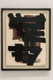 <center>Gouache sur papier 65,3 x 50,5 cm, 1952</center>Gouache sur papier marouflé sur toile Rodez, musée Soulages
Cette oeuvre a bénéficié du soutien de la Fondation BNP Paribas dans le cadre d’une opération de conservation préventive
<br> En 1946, le couple Soulages s’installe à Courbevoie. L’artiste, par économie de moyens, emploie l’encre sur papier, moins onéreuse que la peinture à l’huile. Le papier n’exige pas de grands préparatifs ; de petit format, il offre une grande liberté d’exécution, et des nouveautés dues à la fluidité du matériau, facilitant « une sorte d’élan vers l’originel, l’élémentaire », comme le dit Soulages lui-même. Jouant sur les contrastes avec les grandes lignes qui s’entremêlent et qui structurent la composition, l’artiste fait jaillir la lumière de la feuille, crée des effets de transparences au sein de camaïeux de gris et de bruns terreux. C’est sur le papier que Soulages commença à peindre au sol, à plat, à partir de 1947.