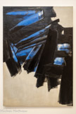 <center>Peinture 162 x 114 cm, 28 décembre 1959</center>Huile sur toile
Montpellier, musée Fabre, donation Pierre et Colette Soulages, 2005 <br> Cette œuvre est caractéristique de la production de la fin des années 1950 du peintre. Le tableau est travaillé avec des lames de cuir de différentes tailles, insérées dans un manche de bois, que l’artiste fabrique.
Le noir, qui suit une diagonale massive donnant un équilibre parfait à la toile, cache d’autres couleurs étalées préalablement.
La pression et l’angle d’inclinaison donnés à la lame de cuir qui les racle, permet toute è la fois de déposer de la couleur et de l’enlever. Ainsi, se découvrent les transparences du bleu, avant masquées par le noir, ainsi que le blanc de la préparation, évocatrices, selon Roger Vailland, « d’un paysage au matin qui se découvre tout è coup quand un souffle de vent fait lever la brume ». L’œuvre fut présentée lors de la p