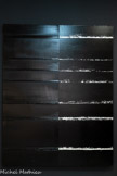 <center>Peinture 300 x 235 cm, 9 juillet 2000.</center>Huile sur toile. Rodez, musée Soulages. <br> Appartenant à une série de toiles peintes entre 1999 et 2301, cette œuvre, divisée dans la longueur selon un axe de symétrie central, tel un diptyque, oppose des stries noires à des lignes eux frontières irrégulières où le blanc réémerge. Le contraste de formes et textures contiguës donne un rythme particulier à l’œuvre. Exposée en 2009 au musée du Louvre, elle partage une cimaise avec la Bataille de San Romano de Paolo Uccello : « J’ai choisi le Salon Carré », dit Soulages, « parce qu’il réunit des tableaux représentant un grand moment de la peinture occidentale : il y a encore quelque chose de Byzance, et c’est déjà l’espace tridimensionnel. C’est un moment de l’histoire des rapports que la peinture a avec l’espace, ce qui est pour moi important. »