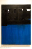 <center>Peinture 130 x 97 cm, 4 décembre 1967</center>Huile sur toile
Collection C. S. <br> À la fin de l’année 1967, l’utilisation d’une peinture bleue très fluide conduit le peintre à développer une nouvelle technique. Réemployant un morceau de gouttière en plastique de la largeur de la toile, qu’il remplit de peinture, Soulages répand la couleur à quelques centimètres de la surface qui, en un geste, envahit immédiatement l’espace de la toile. Le bleu déversé, bien que retravaillé, conserve en mémoire ce geste inhabituel, retenant quelques coulures qui évoquent l’aquarelle. Plus tard Soulages racontera la rencontre du bleu et du noir : « Dans le cas du bleu intervenant parfois dans mes toiles, le désir que j’en ai eu est arrivé par accident : c’est lorsque j’ai cru voir un vrai bleu dans une toile, peinte pourtant avec du noir seul, mais qui avait des reflets d’un bleu intense, que j’ai eu envie d’y mêler un bleu venant des pigments de la peinture ».