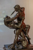 <center>Thésée combattant le Minotaure</center>Barye, Antoine Louis 
Paris, 1796 - Paris, 1875

1874 (1ère édition 1857)
Bronze
Barye représente le moment où Thésée va planter son glaive dans le front du Minotaure. Ce corps à corps est prétexte à représenter un superbe contraste entre le corps énergique du héros et la brutalité du monstre. La composition du groupe, en frise, évoque les bas-reliefs antiques, notamment la frise du Parthénon que découvrent les sculpteurs du XIXe siècle.
