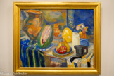 <center>Nature morte portugaise</center>Delaunay, Robert
Paris, 1885 - Montpellier, 1941

1915
Détrempe sur toile
Robert et Sonia Delaunay se réfugient au Portugal durant la Première Guerre mondiale. Dans cette nature morte qui doit beaucoup à Paul Cézanne, le peintre poursuit ses recherches autour de la couleur qui tient lieu de dessin, de volume et de perspective.