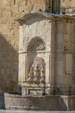 <center>Le palais des archevêques</center> Cette fontaine se trouve au pied du donjon Gilles Aycelin.