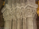 <center>Église Saint-Paul de Narbonne</center> Le décor de certains chapiteaux de la nef représentent des damnés dévorés par des monstres.