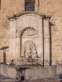 <center>Le palais des archevêques</center> Cette fontaine se trouve au pied du donjon Gilles Aycelin.