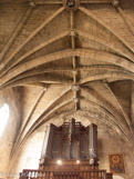 <center>Église Saint-Sébastien de Narbonne.</center>  La nef unique est à deux travées surmontées d'ogives.