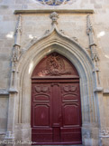 <center>Église Saint-Sébastien de Narbonne.</center>  Dans le tympan du portail un relief de bois décrivant le martyre de saint Sébastien.