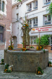 <center>Perpignan</center>La Sant Jordi (Saint-Georges en français) est une fête catalane qui se déroule le 23 avril, jour de la Saint-Georges, patron de la Catalogne. Les hommes offrent des roses aux femmes et reçoivent en retour un livre. Toutes les fontaines sont décorées par les fleuristes.