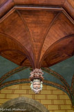 <center>La cathédrale Saint-Jean-Baptiste.</center>Le grand orgue. Une tribune le soutient, semblant portée par une voûte en bois dont la clé pendante est sculptée d'une tête de maure. Celle-ci a une mâchoire articulée que l'organiste pouvait autrefois actionner à l'aide d'une pédale, à la grande joie des enfants. Elle semblait ricaner. Ce dispositif qui symbolise la possibilité de refuser la foi n'est pas rare dans les orgues hispaniques anciens.