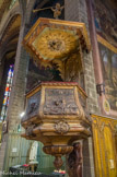 <center>La cathédrale Saint-Jean-Baptiste.</center>La chaire ventrue est ornée par les symboles des quatre évangélistes (l'homme pour Saint  Matthieu, le lion pour Saint Marc, le taureau pour Saint Luc et l'aigle pour Saint Jean).