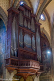 <center>La cathédrale Saint-Jean-Baptiste.</center>Le grand orgue. Le buffet (1500) et les volets (1504) qui servaient à protéger l'instrument de la poussière constituent un monument exceptionnel, unique en Europe par sa taille et son ancienneté. Le buffet est une structure en bois sculpté de style gothique flamboyant. La décoration sculptée est d'inspiration végétale, feuilles et rinceaux finement ciselés. L'instrument fut modifié au cours des siècles jusqu'à sa reconstruction en 1854 par le facteur Aristide Cavaillé-Coll avec 58 jeux sur quatre claviers manuels et pédalier.