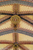 <center>La cathédrale Saint-Jean-Baptiste.</center>Les clés de voûte du chœur. Ainsi rectifiée et devenue conforme à la nouvelle donne politique, la fausse clef fut placée plus en avant dans le transept, où elle vint obturer le « trou de la Pentecôte ».