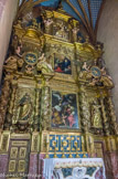 <center>La cathédrale Saint-Jean-Baptiste.</center>Chapelle des Saintes Eulalie et Julie. Le splendide  retable, financé par les chanoines et par un legs important de l'évêque Habert de Montmort, est l'œuvre la plus monumentale du carcassonnais Jean Jacques Meler (ou Melair) commandée en 1676 et terminée dès 1678, puis dorée par Jean Scriba, en 1682. C'est un magnifique exemple du retable de « goût français », caractérisé par un tableau central, ici les saintes Eulalie et Julie, et, de part et d'autre entre quatre colonnes salomoniques, deux statues, le plus souvent comme ici des saints Pierre (il tient les clefs du Royaume des cieux) et Paul (qui brandit l'épée, instrument de son exécution), au couronnement, Dieu le Père créateur ; du fait de la dimension imposante de l'ensemble, un registre intermédiaire porte au centre un tableau représentant Sainte Pétronille, et de chaque côté, un cartouche porté par des anges présentant les armes du chapitre que l'on retrouve à la clef de voûte, une étoile à huit branches.