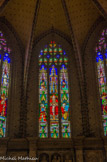 <center>La cathédrale Saint-Jean-Baptiste.</center>Fenêtre axiale : la représentation symbolique de la Trinité selon le modèle de 1a « paternité » : Dieu le Père présente dans ses mains son Fils Unique Crucifié, entre les deux, l’Esprit Saint, représenté sous forme d’une colombe. De part et d'autre, Moïse à droite et Aaron à gauche représentent l'ancienne alliance.
