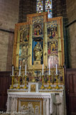 <center>La cathédrale Saint-Jean-Baptiste.</center>Chapelle de la mangrana. Construite en 1344 grâce à un don de Sancia de Majorque, reine de Sicile. Le retable, chef-d'œuvre de la peinture de la fin du gothique en Roussillon (fin XVe siècle) est de peu postérieur à celui de saint Pierre (dans l'autre bras du transept) : on peut mesurer le changement d'esthétique qui survient avec la renaissance. La statue centrale du XIXe siècle a remplacé l'ancienne Vierge à la grenade (en catalan mangrana). Des scènes peintes de la vie de la Vierge Marie s'organisent autour de la niche centrale. Elles sont dues à deux auteurs différents, et manifestent l'évolution rapide du style à la renaissance. A gauche de la statue, de bas en haut : l'Adoration de» Mages, la Nativité, l'Annonciation. Au centre, le Couronnement de la Vierge. A droite, de haut en bas : le Christ ressuscité présente à sa mère des justes de l’ancienne loi, la Pentecôte, la mort de la Vierge (« Dormition »),
