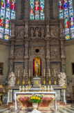 <center>La cathédrale Saint-Jean-Baptiste.</center>Le retable. Réalisé en albâtre à partir de 1619 par Claude Perret, il est dédié à saint Jean-Baptiste. Sa statue de bois doré qui orne la niche centrale du retable est postérieure de près d'un siècle. Inachevé, il fut complété par couronnement en bois aujourd'hui déplacé. Sur les pilastres, les douze apôtres, piliers de l’église, et au  soubassement, des bustes de figures de l'Ancien Testament préfigurant le Messie que Jean annonce : Moïse, Melchisédech, Samuel, Aaron. A la prédelle, l’agonie de Jésus, la Cène, la flagellation.
