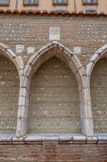<center>Le Campo-Santo.</center>Chaque enfeu, d'un gothique épuré, est marqué d'écussons aux armes des riches familles perpignanaises.