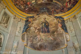 <center>Le temple décadaire. </center>La déesse Minerve trônant au centre du chœur est placée sous un dais dont le drapé est retenu par des angelots tenant les emblèmes de la franc-maçonnerie. Il semblerait que les peintures furent achevées ou transformées pendant la Révolution. En effet les églises servaient alors de temples dédiés à la raison ou de lieux d'assemblées maçonniques. Le décor fut à nouveau modifié sous la monarchie de Juillet par l'Armée, occupante des lieux. Transformé en chapelle de la garnison, l'édifice fut rétrocédé à la commune à la fin du 20e siècle.