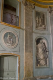 <center>Le temple décadaire. </center>L'œuvre de Gamelin est mise en valeur par un décor d'architecture et de sculptures en grisaille réalisée en trompe-l'oeil. Des figures allégoriques et des scènes exaltant la liberté et la justice encadrent la déesse Raison.