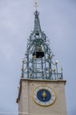 <center>La cathédrale Saint-Jean-Baptiste.</center>L’horloge de la cathédrale placée dans le clocher de la façade possède une très belle cage en fer forgé d’une hauteur de 18 m et datée de 1743. Le bourdon de l’horloge est l’un des plus anciens (1418) et possède les plus grandes cloches (2 m de diamètre) de la région. La grosse cloche sonnait auparavant les heures et le tocsin, tandis qu’une petite du XVe siècle, située à l’étage supérieur sonnait les quarts. Des globes de cuivre dorés sont surmontés de fanions girouettes. Horloge à une seule aiguille.