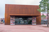 <center>Perpignan</center>Salle Le Carré : petite salle modulable de 400 places, en forme de cube aux façades en acier corten. L'acier Corten est un acier auto-patiné à corrosion superficielle forcée, utilisé pour son aspect et sa résistance aux conditions atmosphériques,