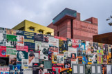 <center>Perpignan</center>L'ancien hangar, recouvert d'affiches, est une salle de répétition. Le bâtiment jaune, qui rappelle l'or des rivières des Pyrénées, est le siège de l'administration.