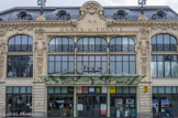 <center>Un grand magasin de la Belle Époque.</center>Premier édifice à voir le jour sur les terrains des remparts arasés, « Aux Dames de France » est édifié de 1905 à 1907 sur les plans de l'architecte Georges Debrie et l'entrepreneur M. Pourxet pour le compte de la société Paris-France. Moderne par ses grandes ouvertures et ses éléments métalliques, ce bâtiment est caractéristique de l'architecture commerciale de la Belle Epoque. Plusieurs fois transformé, « Aux Dames de France » a été rénové en 2004, tout en gardant sa fonction commerciale.