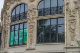 <center>Un grand magasin de la Belle Époque.</center>Le décor est concentré à l'étage des grandes baies (uniquement sur les façades principales, les deux façades arrières en sont dépourvues) : cartouches, guirlandes, motifs floraux, symboles glorifiant la révolution industrielle.