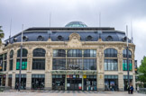 <center>Un grand magasin de la Belle Époque.</center>Le nouvel immeuble est édifié à l'entrée est de la ville, dans la perspective de l'avenue de la gare, en bordure de la place de Catalogne, créée à la même époque. Le magasin reçoit une verrière zénithale en dôme. L'immeuble est à deux étages sur rez-de-chaussée et étage de comble, sur plan pentagonal. Les trois façades principales ont une élévation identique : rez-de-chaussée aux vitrines séparées par des pans de murs à refends ; étage de grandes baies cintrées (niveaux de vente) ; étage de comble couvert d'une toiture d'ardoise avec brisis et éclairé par une succession d'oculi.