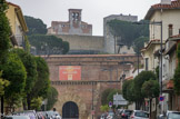 <center>Palais des Rois de Majorque.</center>Jacques (Jaume) Ier le conquérant, roi d’Aragon, comte de Barcelone, seigneur de Montpellier fixe la frontière entre territoires catalans et français en signant le traité de Corbeil avec le roi de France Saint-Louis en 1258. Il partagera son royaume entre ses deux fils. Le second, nommé Jacques lui aussi, reçoit les Baléares le Roussillon, la Cerdagne, le Conflent et la ville de Montpellier. L’aîné Pierre (Pere), reçoit l’Aragon Barcelone et Valence et qui n'aura de cesse de réunifier la couronne. Ce palais est né de la volonté de Jacques II qui désirait une demeure dans la capitable continentale de son royaume. Le château fût commencé avant 1274 dans un style roman tardif et achevé en 1309 dans le style gothique. Son fils Sanche (Sanç) lui succédera en 1311.