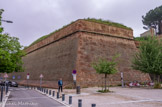 <center>Palais des Rois de Majorque.</center>Les remparts de Philippe II, fils de Charles Quint.