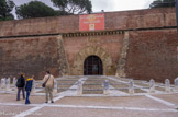 <center>Palais des Rois de Majorque.</center>De 1462 à 1493, le Roussillon est occupé par les troupes du roi de France Louis XI, qui fait le siège de Perpignan en 1475. Les ingénieurs français commencent alors la construction d’une première citadelle autour du château royal, mais ils ne sont pas achevés quand la ville retourne dans le giron aragonais. Charles Quint lance un projet de renforcement au début du XVIe siècle et de 1550 à1577 le roi Philippe II construit une nouvelle enceinte en briques en forme d’étoile à six branches qui sont autant de bastions surpuissants.