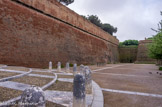 <center>Palais des Rois de Majorque.</center>Les remparts de Philippe II, fils de Charles Quint.