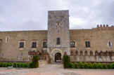 <center>Palais des Rois de Majorque.</center>L'entrée du palais est protégée par un fossé et une barbacane crénelée. Ce palais répond à trois exigences : loger la famille royale, protéger le souverain et lui donner un lieu digne de ce nom pour gouverner, assez vaste pour accueillir les services de la cour et assez prestigieux pour en imposer à ses contemporains.